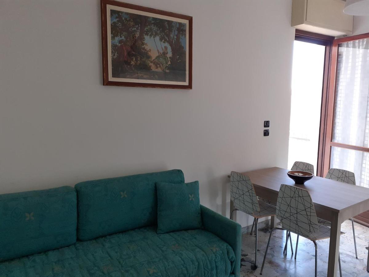 Casa Dusat In Accogliente Edificio Nel Centro Di Monforte มอนฟอร์เต ดิ อัลบา ภายนอก รูปภาพ