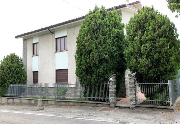 Casa Dusat In Accogliente Edificio Nel Centro Di Monforte มอนฟอร์เต ดิ อัลบา ภายนอก รูปภาพ